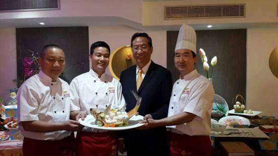吴董随中国烹饪协会代表团出访法国